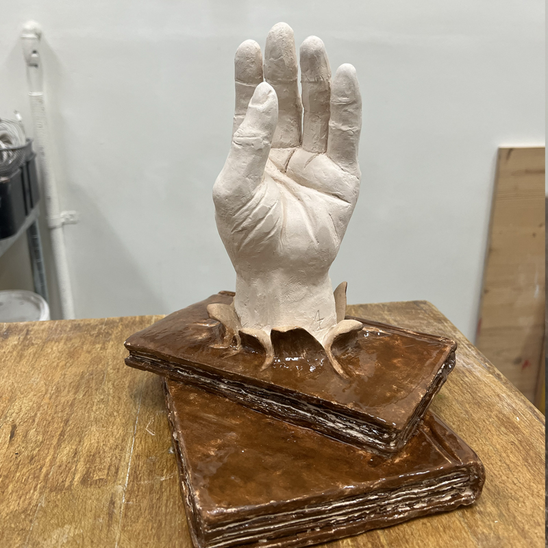 IZA - Isabelle Ardevol donne des cours de modelage en argile et de sculpture dans son atelier.