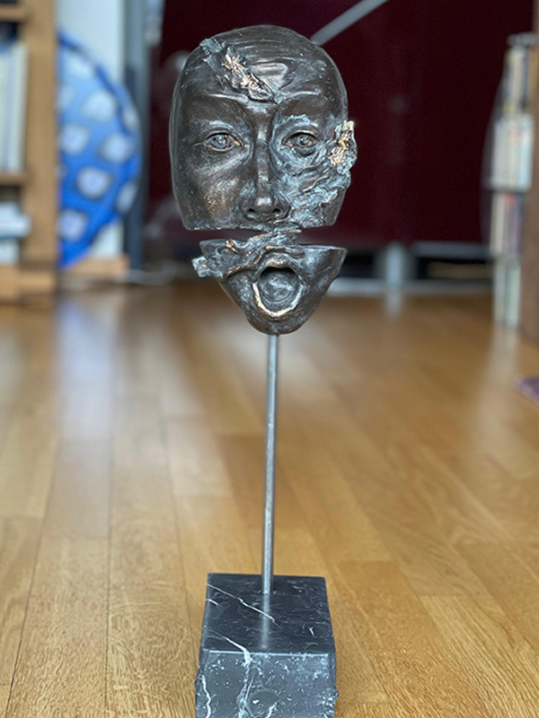 IZA - Isabelle Ardevol donne des cours de modelage en argile et de sculpture dans son atelier .