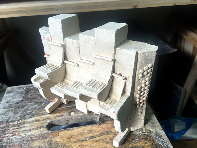 IZA - Isabelle Ardevol donne des cours de modelage en argile et de sculpture dans son atelier .