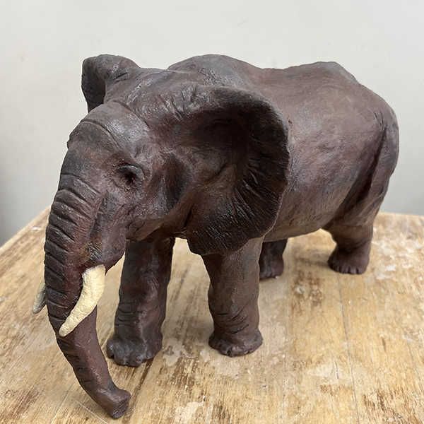 IZA - Isabelle Ardevol donne des cours de modelage en argile et de sculpture dans son atelier 