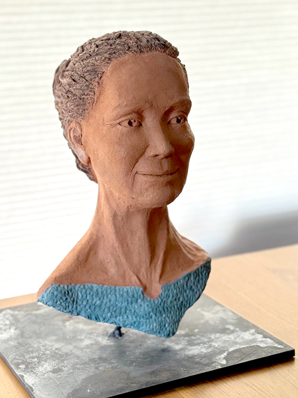 IZA - Isabelle Ardevol donne des cours de modelage en argile et de sculpture dans son atelier 