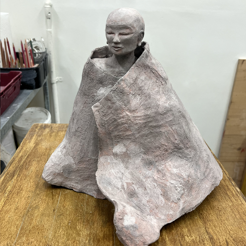 IZA - Isabelle Ardevol donne des cours de modelage en argile et de sculpture dans son atelier.