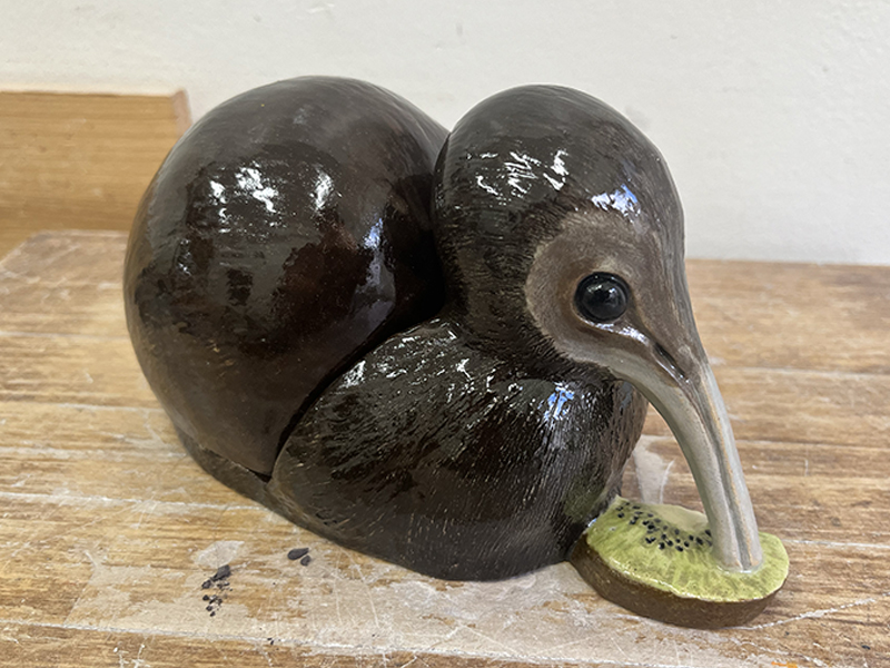 IZA - Isabelle Ardevol donne des cours de modelage en argile et de sculpture dans son atelier .