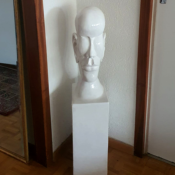 IZA - Isabelle Ardevol donne des cours de modelage en argile et de sculpture dans son atelier .