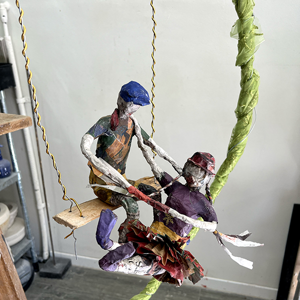 IZA - Isabelle Ardevol donne des cours de modelage en argile et de sculpture dans son atelier .