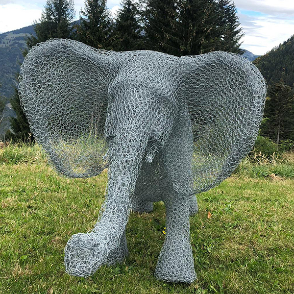 IZA - Isabelle Ardevol donne des cours de modelage en argile et de sculpture dans son atelier .