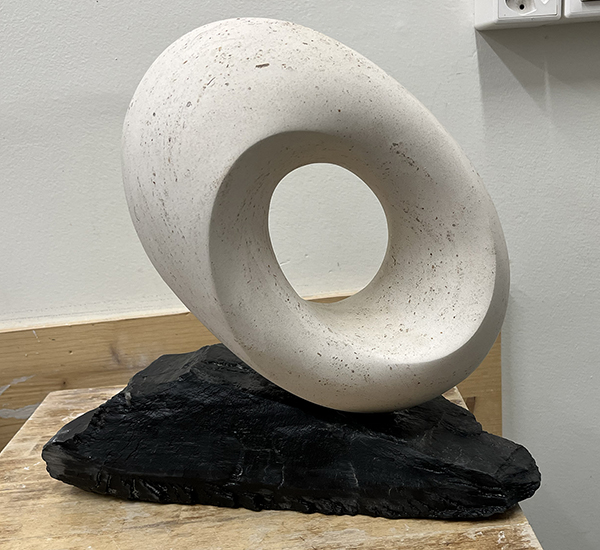 IZA - Isabelle Ardevol, cours de taille de pierre calcaire.