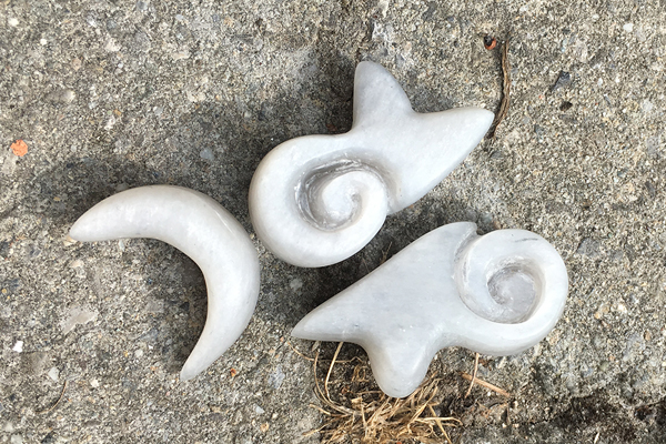 IZA -  Isabelle Ardevol donne des cours de taille de steatite dans son atelier de Lausanne.