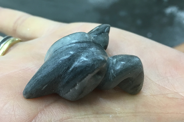 IZA -  Isabelle Ardevol donne des cours de taille de steatite dans son atelier de Lausanne. 