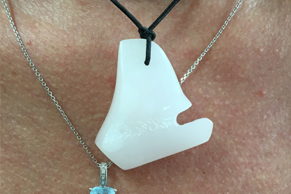 IZA -  Isabelle Ardevol donne des cours de taille de steatite dans son atelier de Lausanne. Voici des travaux d'eleves realises a l'atelier. pendentif de Kenny