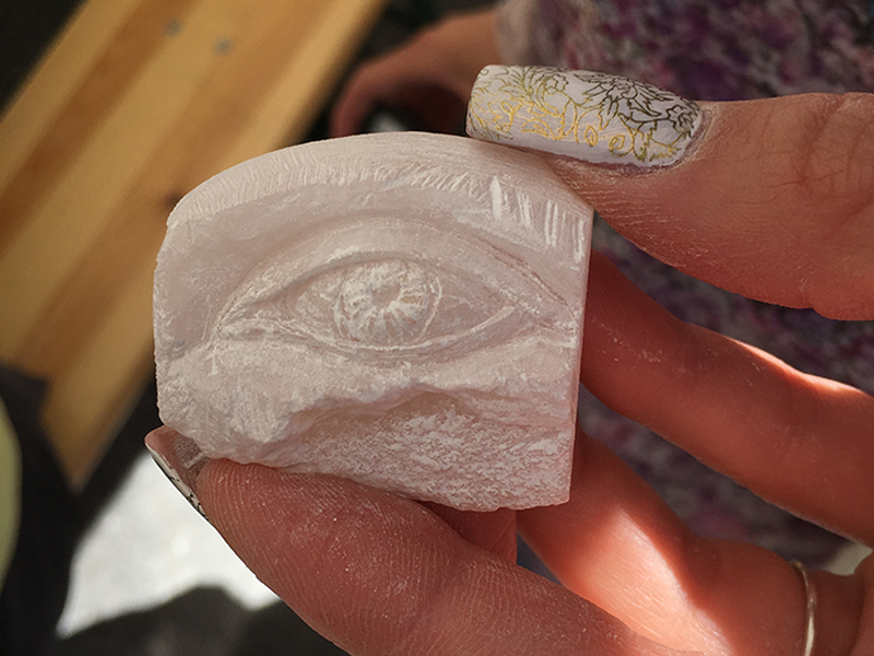 IZA -  Isabelle Ardevol donne des cours de taille de steatite dans son atelier de Lausanne. 