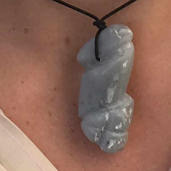 IZA -  Isabelle Ardevol donne des cours de taille de steatite dans son atelier de Lausanne. 