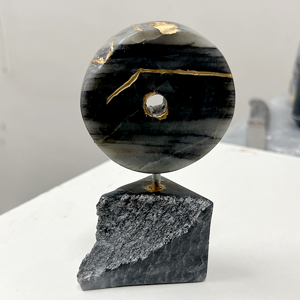 IZA - Isabelle Ardevol, cours de taille de steatite (pierre tendre) a Lausanne - Travaux d'eleves Sandra.