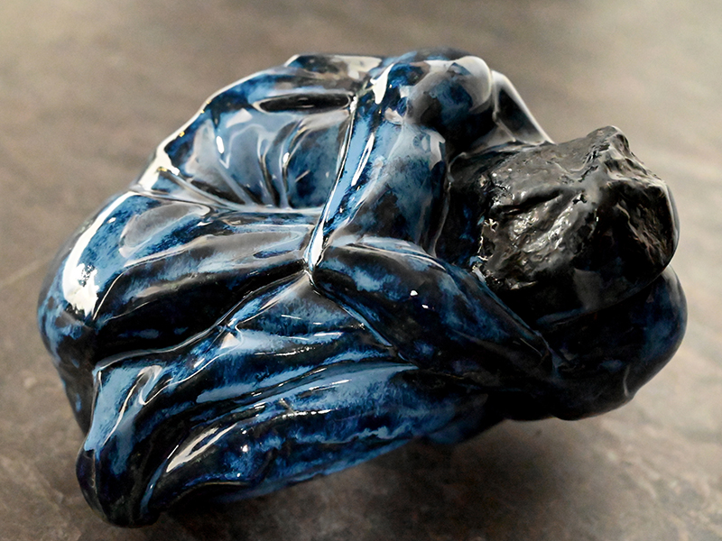 IZA, Isabelle Ardevol - Etats d'Ame, sculpture en porcelaine noire émaillée- Vue de profil - 2024