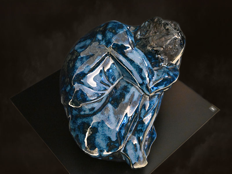 IZA, Isabelle Ardevol - Etats d'Ame, sculpture en porcelaine noire - vue de face - 2024