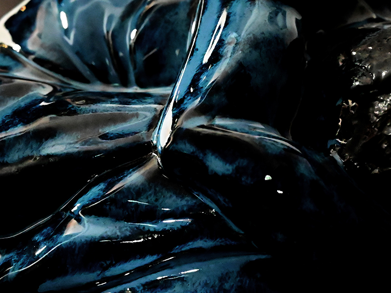 IZA, Isabelle Ardevol - Etats d'Ame, sculpture en porcelaine noire émaillée - détail - 2024